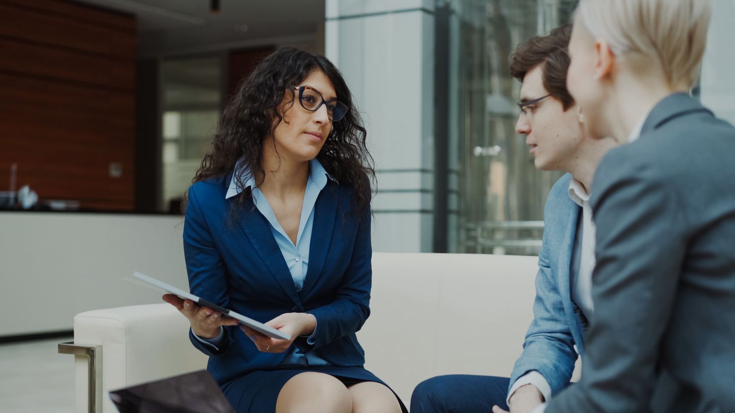 Profesionales conversando sobre una estrategia de negocio